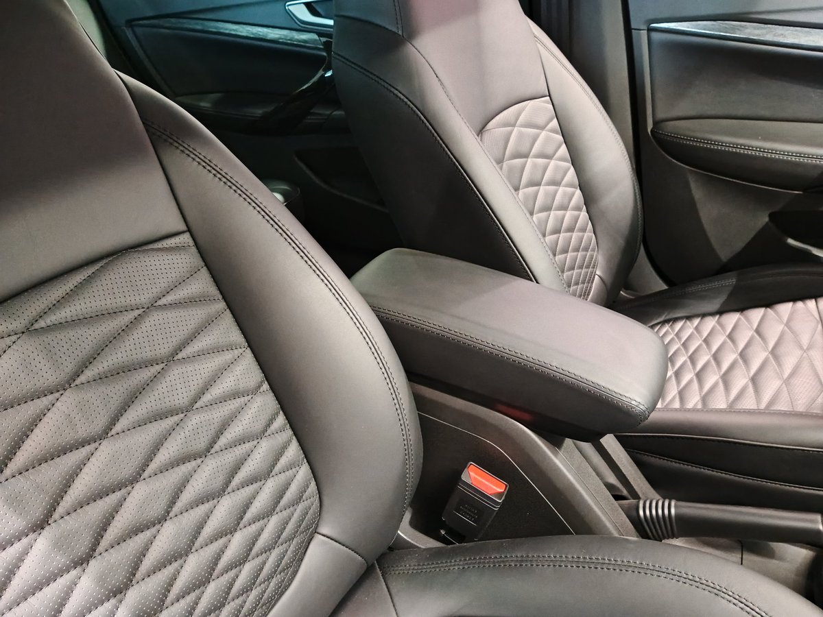 Interior de auto — asientos de cuero premium y acabados de lujo